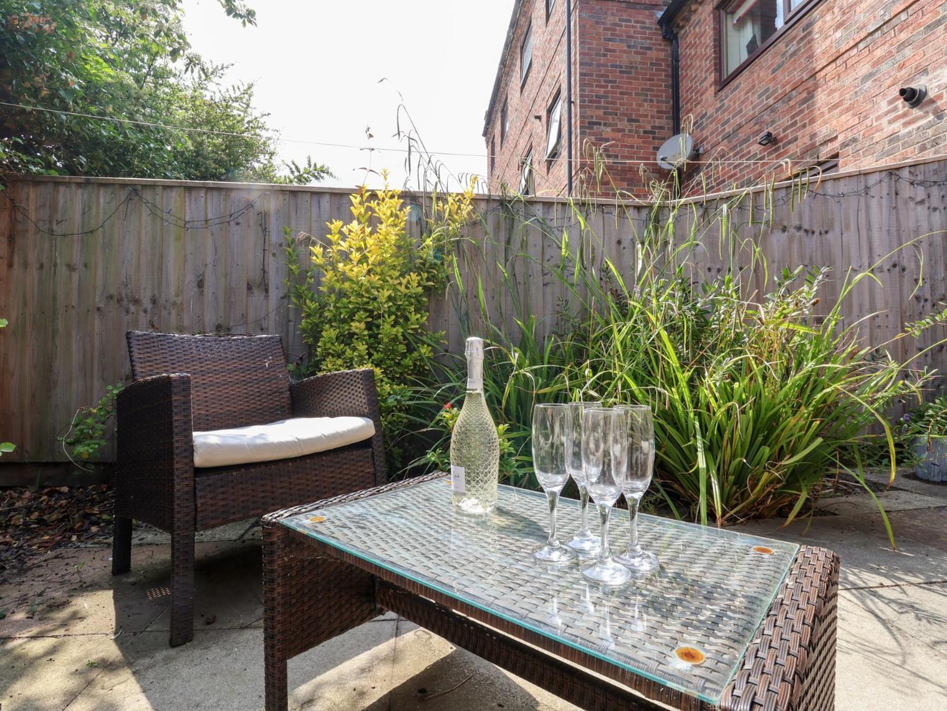 17 Fewster Way Villa - York — Photos 3